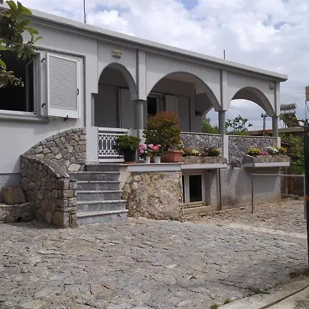 Corinas Holiday House *